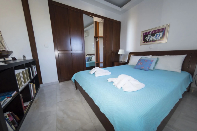 Jiannis House