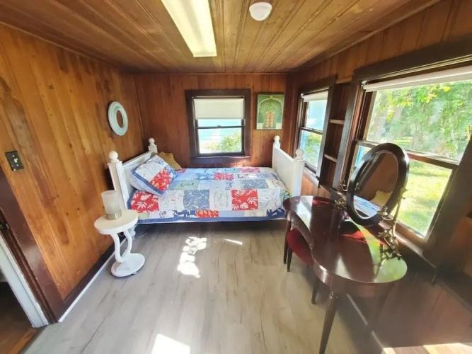 Downtown Getaway - Pet Friendly 3 Bedroom Home
