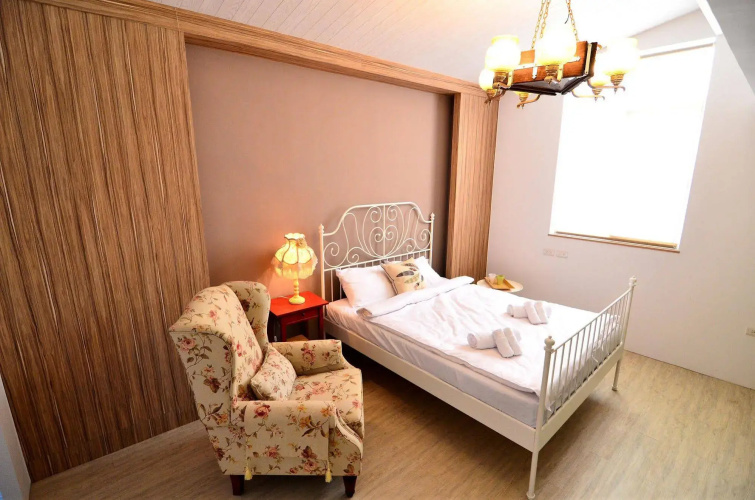 leaf hostel