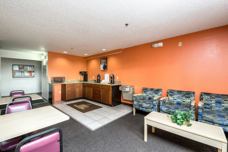 Motel 6 Waterloo, IA