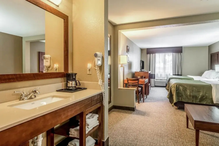 Salem Inn & Suites