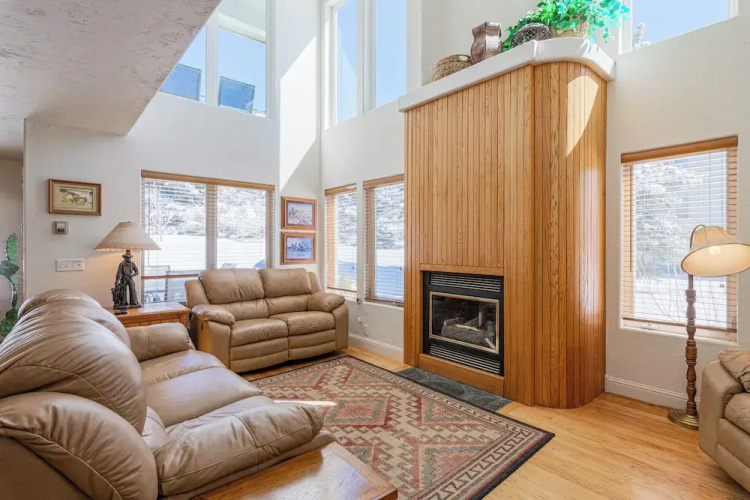 3BR Townhome w/ Mountain View & Balcony