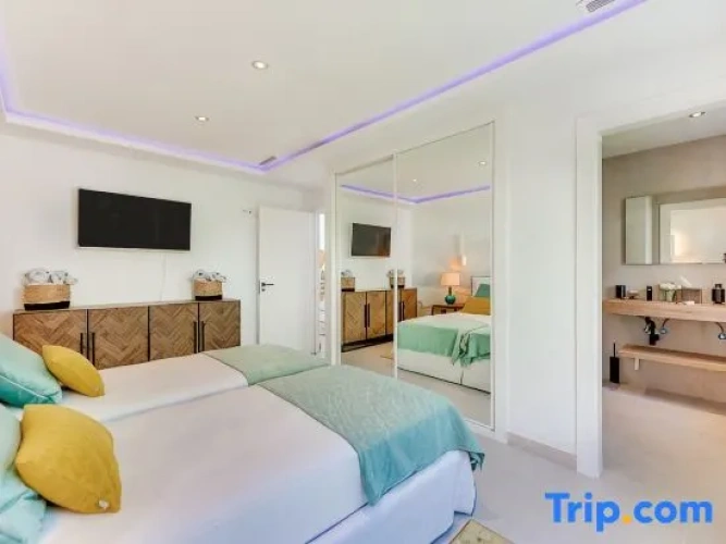 5 Bedrooms Villa