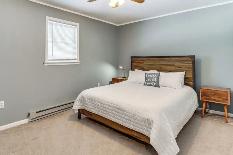 4 Mi to Camelback! Group-friendly Poconos Cabin
