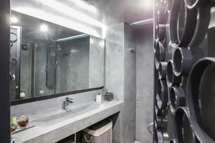 Modern Industrial Apt In Neos Kosmos