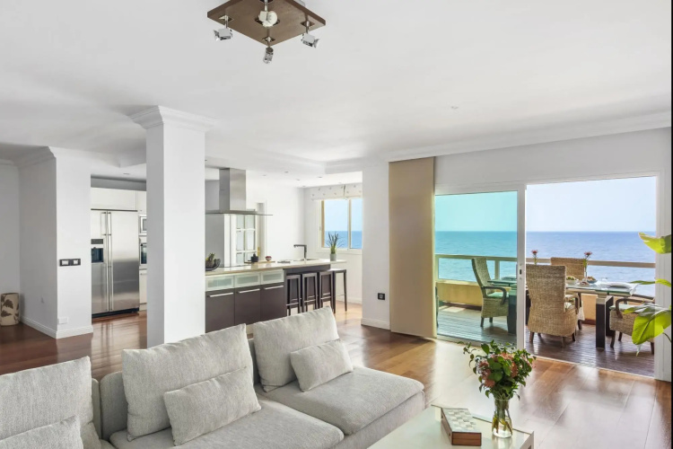 Spacious beach apartment with private parking