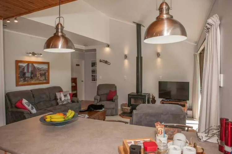 Abundante B&B on 8 Marlowe