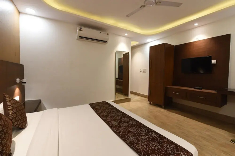 OYO Flagship 5383 Hotel Under Bridge Inn