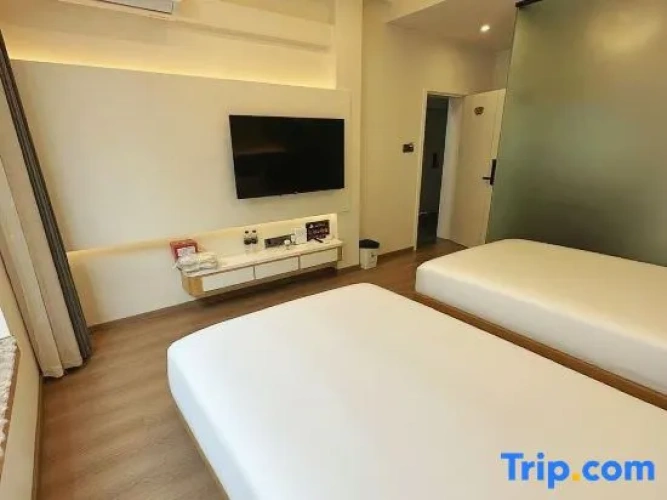 Standard Twin room with courtyard view