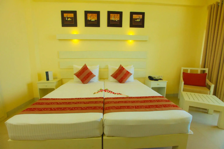 Beacon Beach Hotel