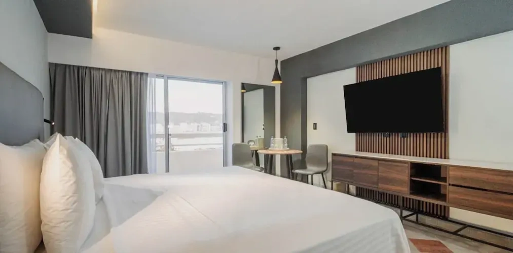 Double Junior Suite with balcony and with partial ocean view