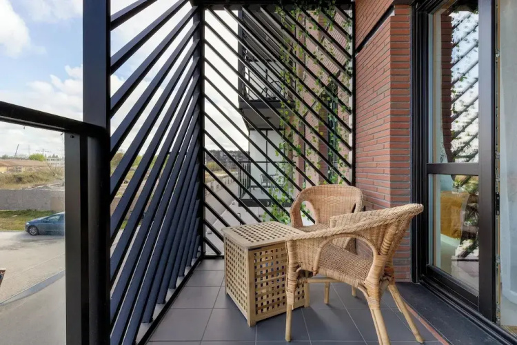 Modern With Balcony and Gym by Renters