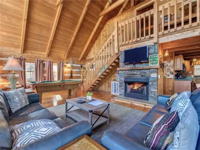 Bear Cave Haus 2 Bedroom Home with Hot Tub