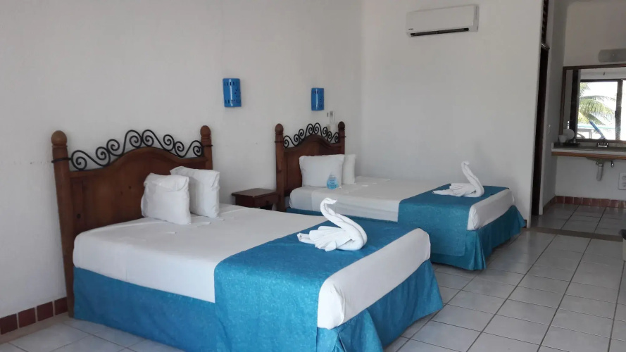 Pelicano Inn Playa del Carmen - Beachfront Hotel