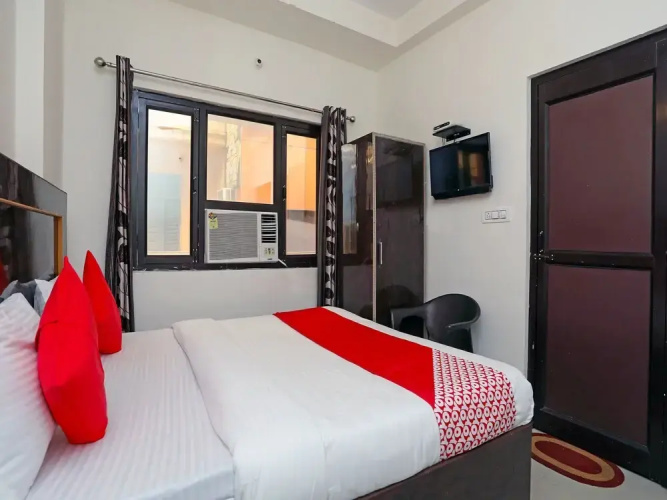 OYO 16815 Hotel Suresha