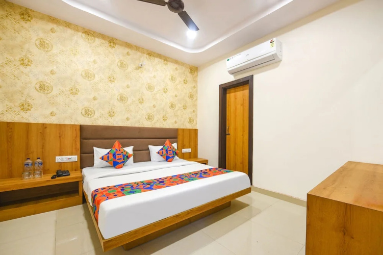 Fabhotel Golden Tree