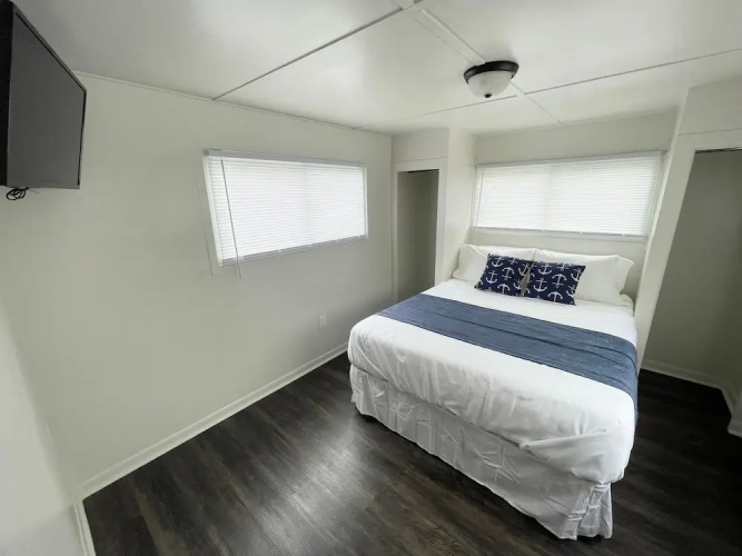 Anchor Bay Inn and Suites