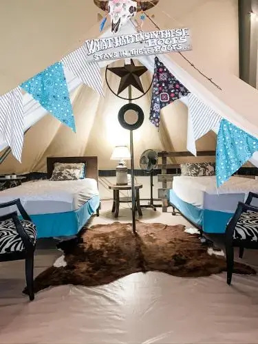 Lone Star Glamp Inn