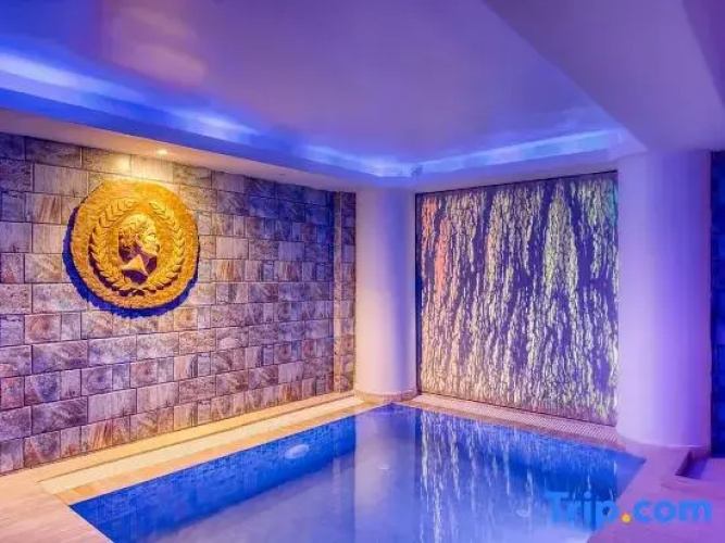 Alexius Pool Apartments