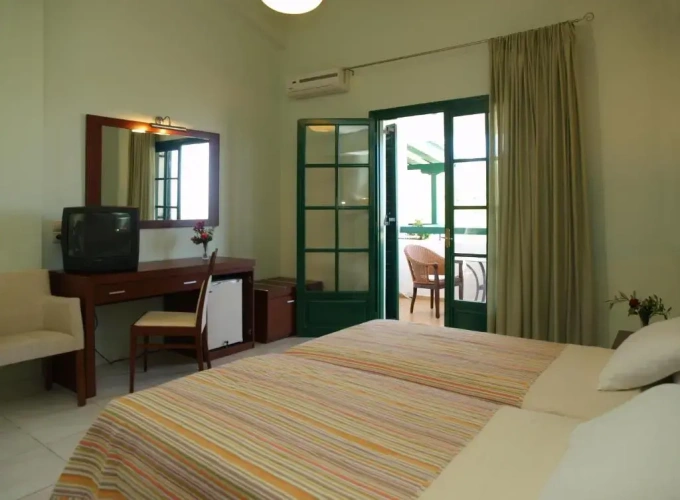 Standard Double room with partial sea view