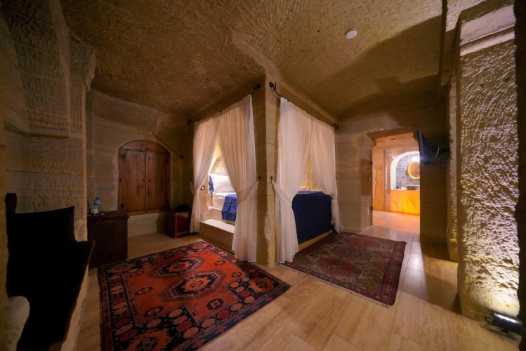 Holiday Cave Hotel