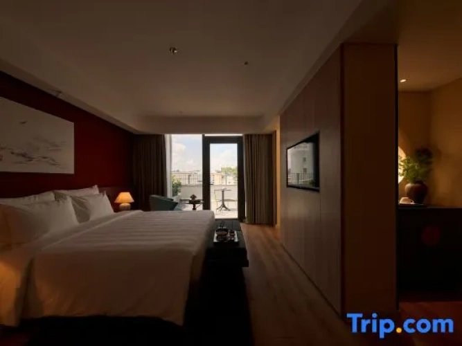 Premier room with balcony and with city view