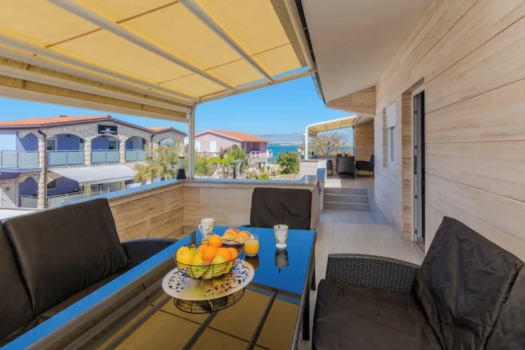 Apartment with balcony and with sea view