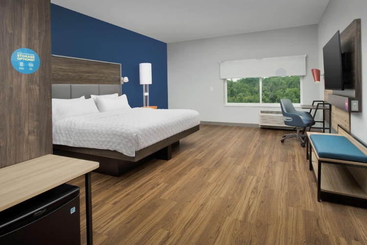 Mobility Accessible with Roll-In Shower Double room