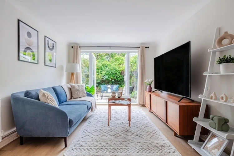 4 Bedrooms Apartment