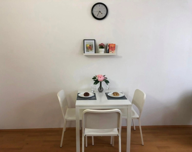 New, bright apartment near the metro!