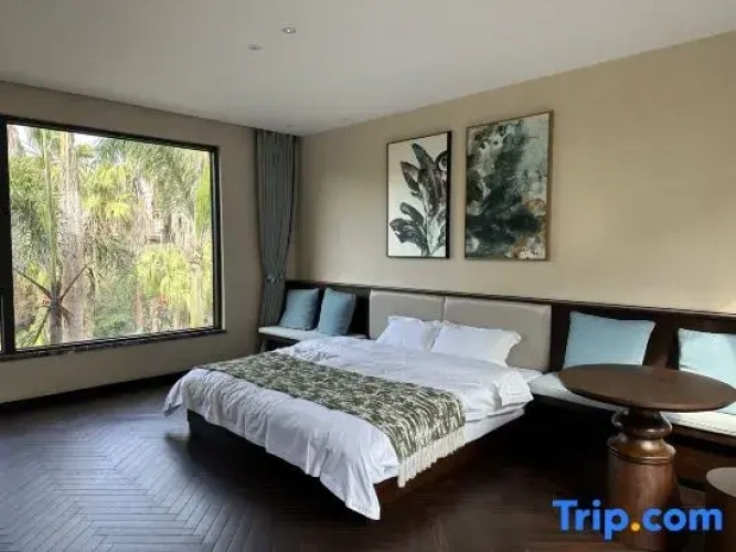Suite with courtyard view