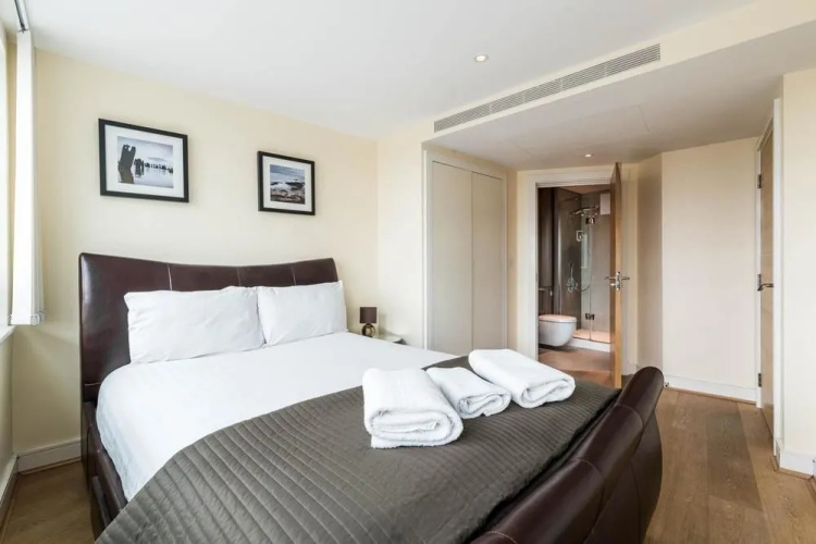 Luxury Modern 2BD Flat in Centre