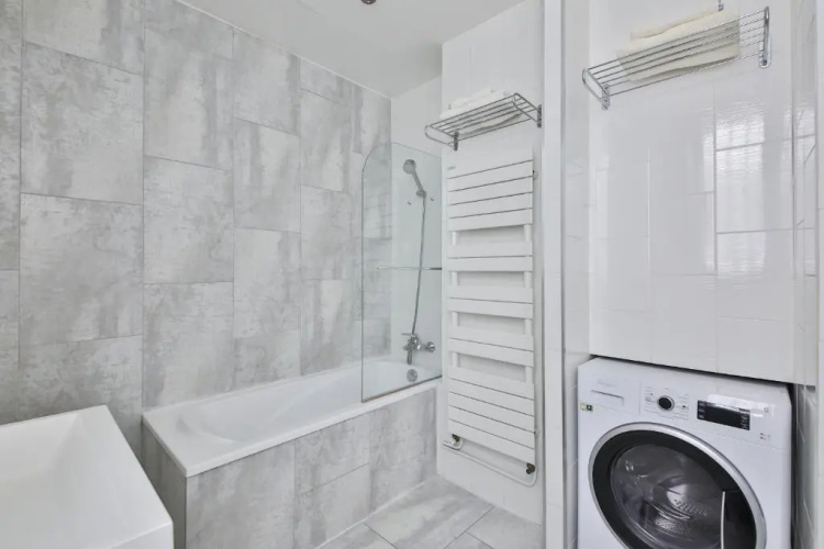 Two-Bedroom Apartment Champs-Elysées