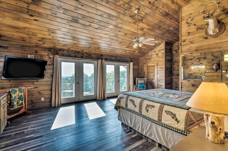 Broken Bow Mountaintop Home w/ Hot Tub!