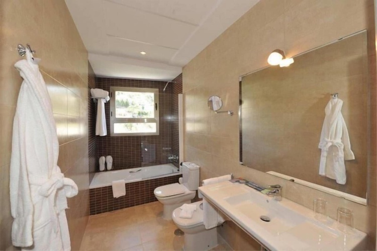 ON ALETA ROOM designed for adults photo 11