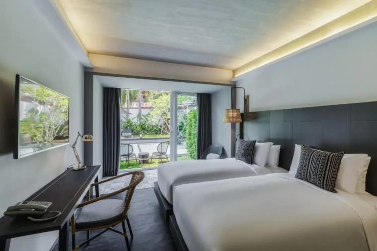 Standard Twin room with pool view