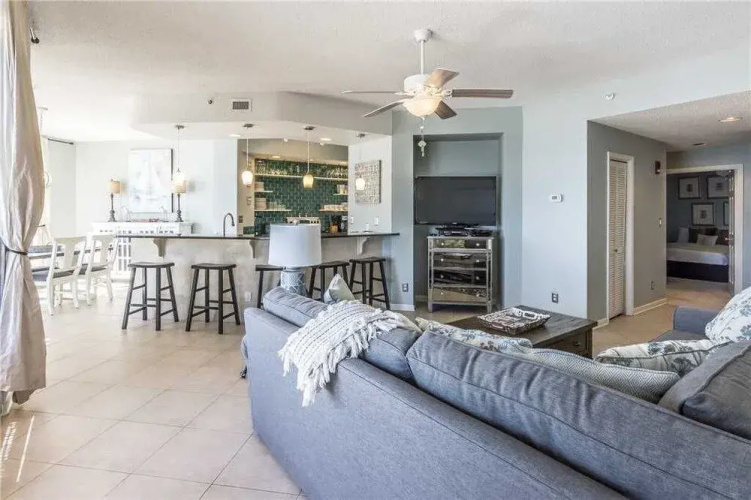 Seachase 504E - 3 Br condo by RedAwning
