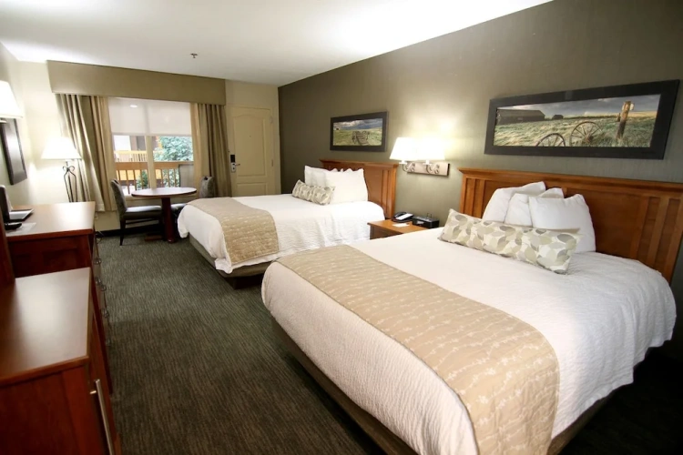 Standard Quadruple room with balcony and with courtyard view