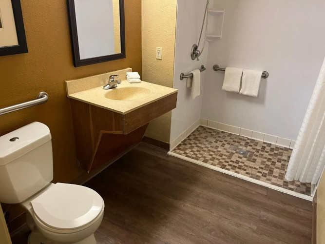 HomeTowne Studios & Suites by Red Roof Greensboro