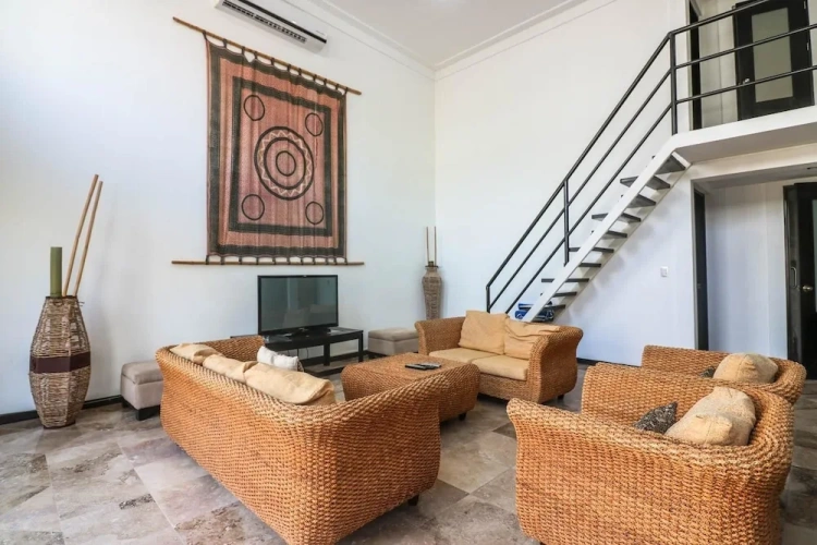 6 Bedrooms Villa