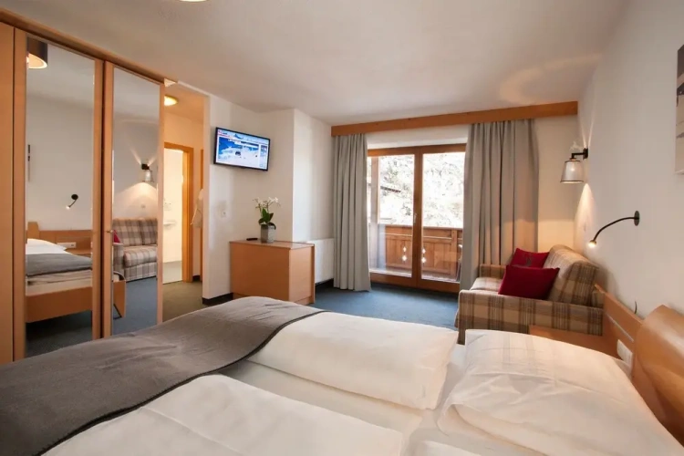 2 Bedrooms Apartment with balcony and with mountain view
