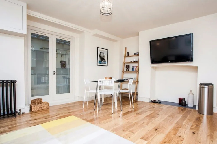 Bright &Spacious Central 1 Bed Basement Flat