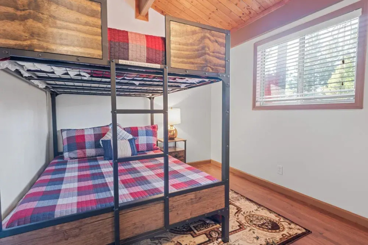 Cute Cozy Cabin