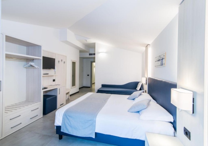 Standard Quadruple room with partial view