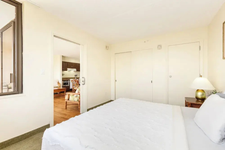 Waikiki Banyan 3409