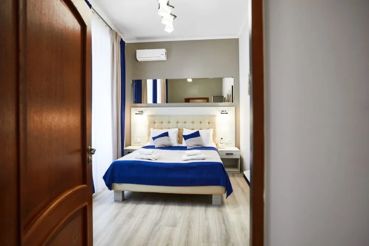 Suite with courtyard view