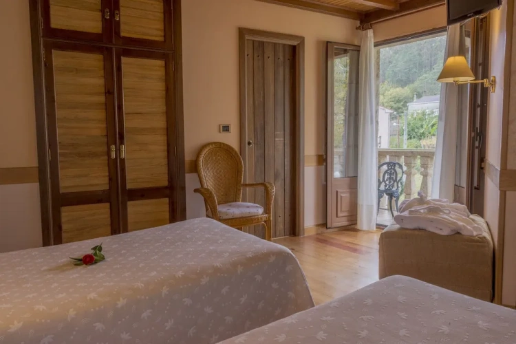 Standard Twin room with balcony