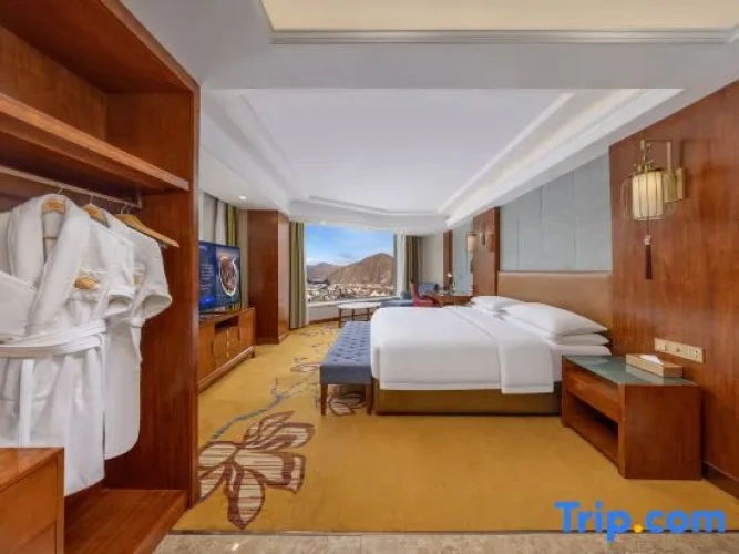 Deluxe Double Suite with street view