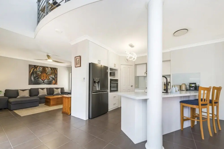 Stylish 3-bed Townhouse With Courtyard & BBQ