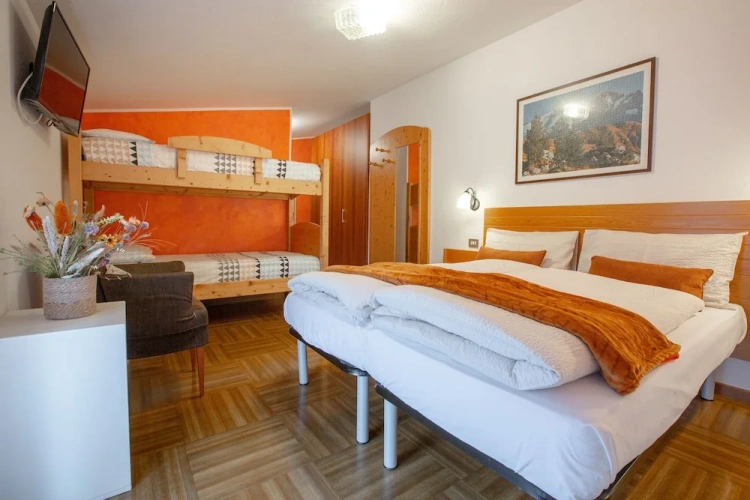 Standard Quadruple room with balcony and with mountain view